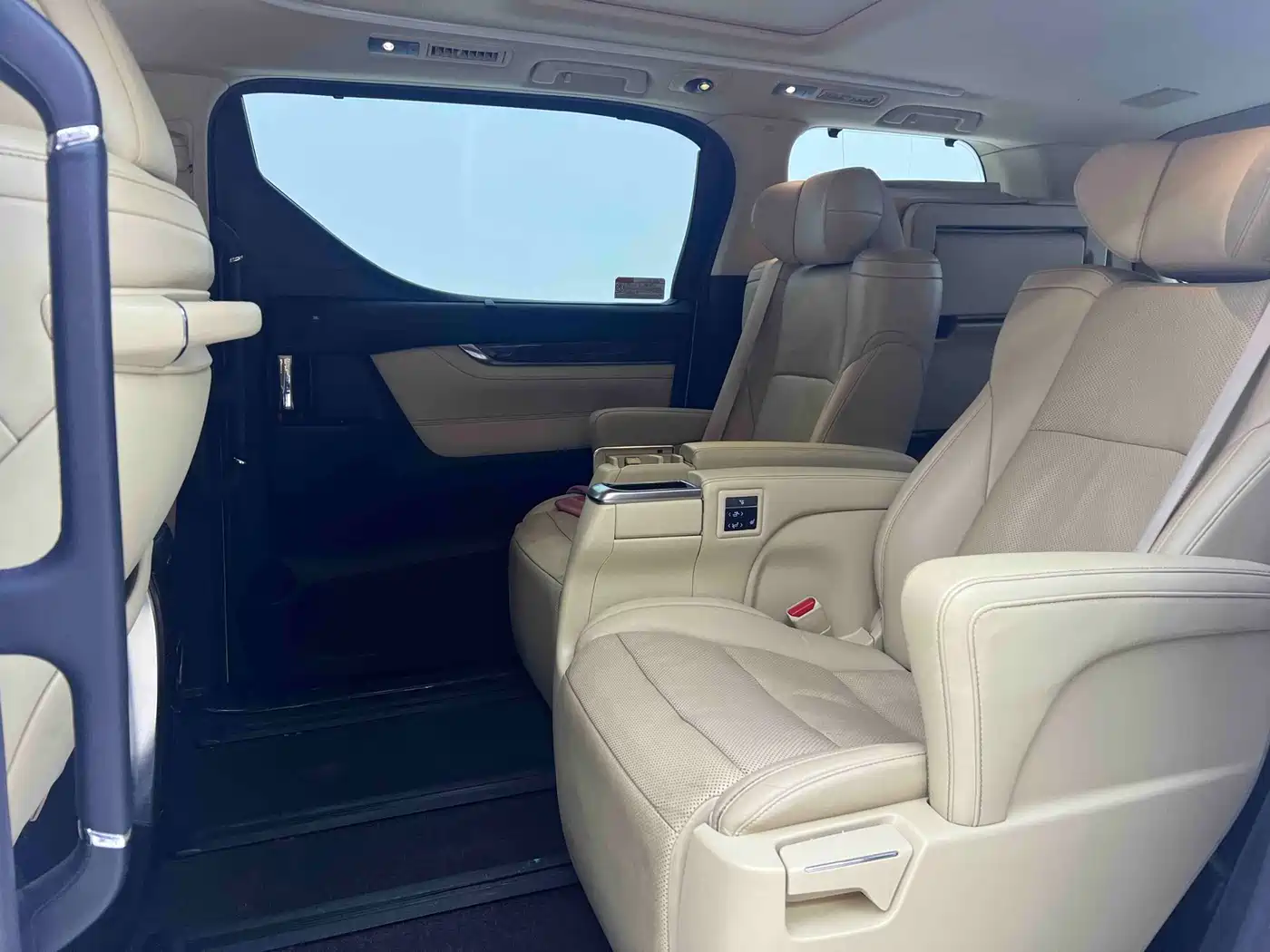 Toyota Alphard 2021 Hybrid 2.5L Luxury фото 19