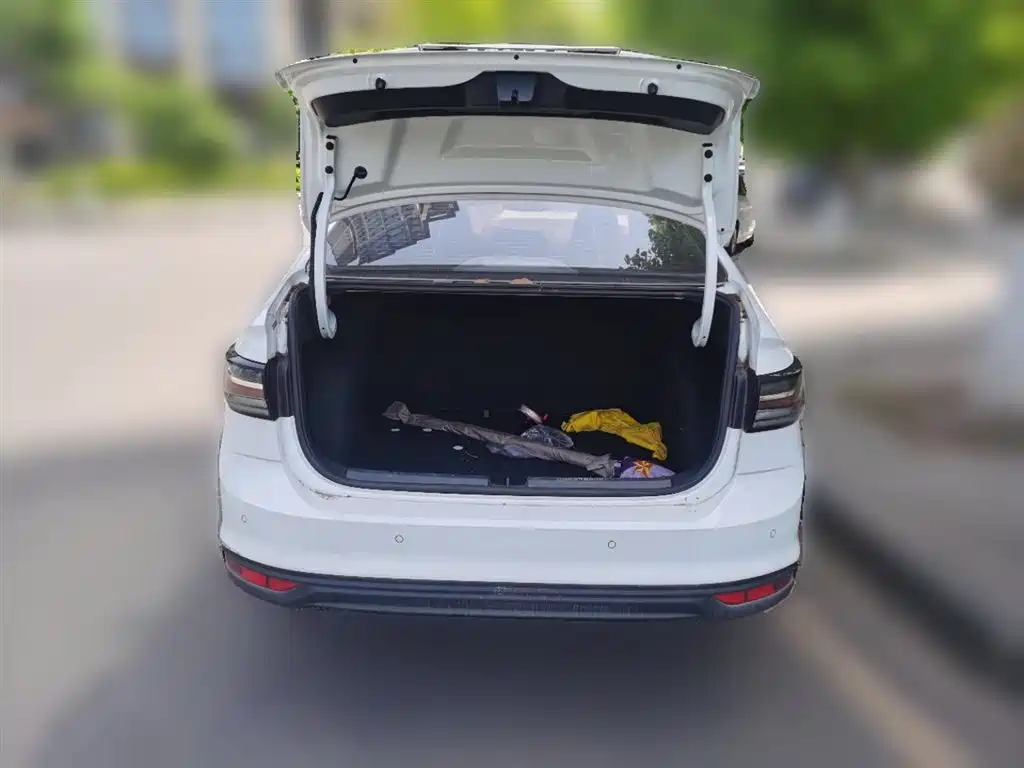 Volkswagen Lavida 2023 Xinrui 1.5L Auto Xinyi Edition фото 10