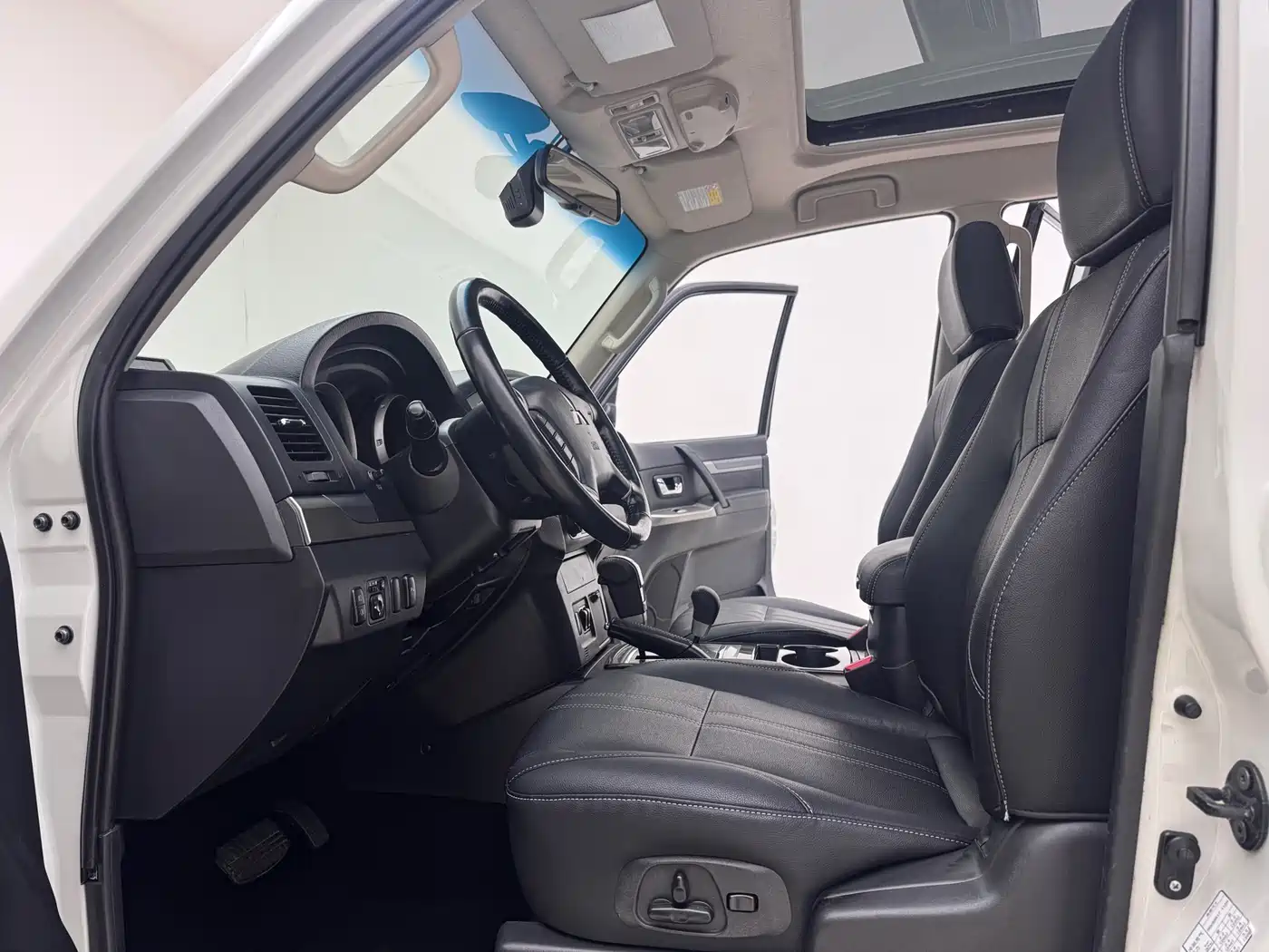 Mitsubishi Pajero (Import) 2018 3.0L Automatic Comfort Version фото 7