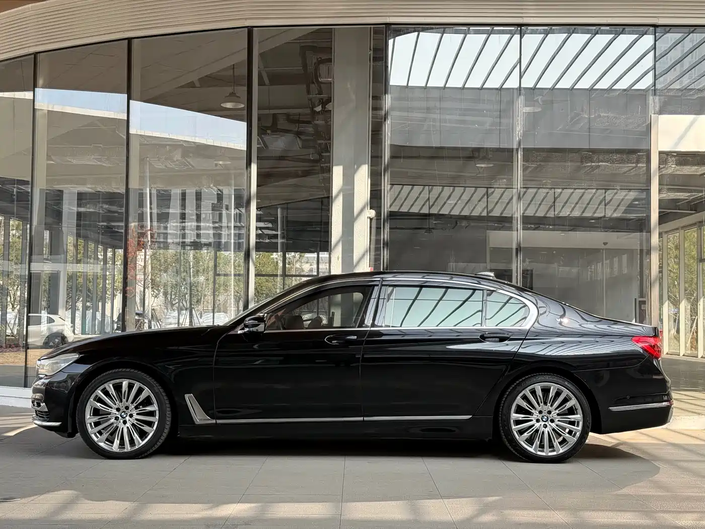 BMW 7 Series 2017 M760Li xDrive Excellence Luxury фото 18