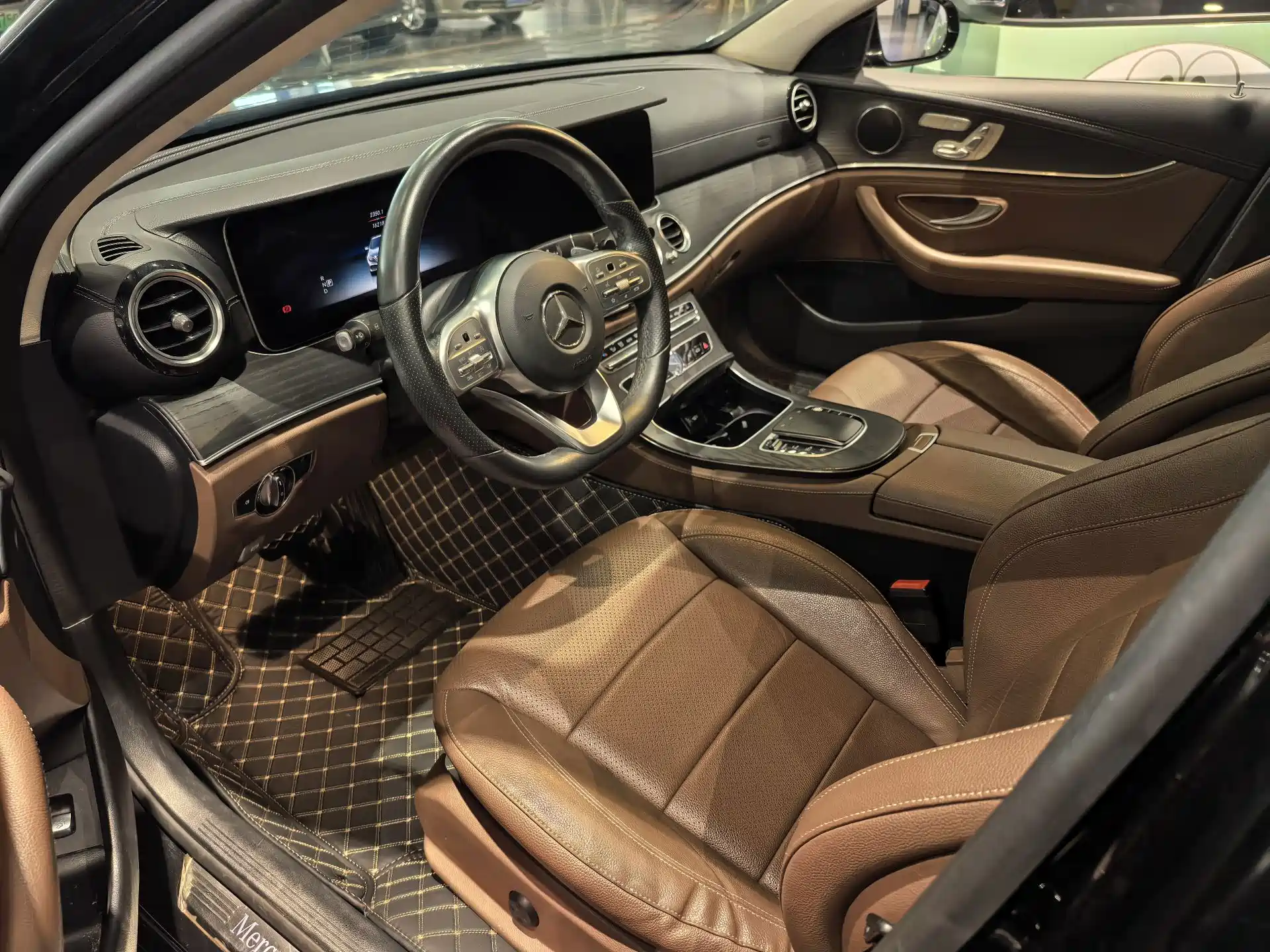 Фото 11 - Mercedes-Benz E-Class