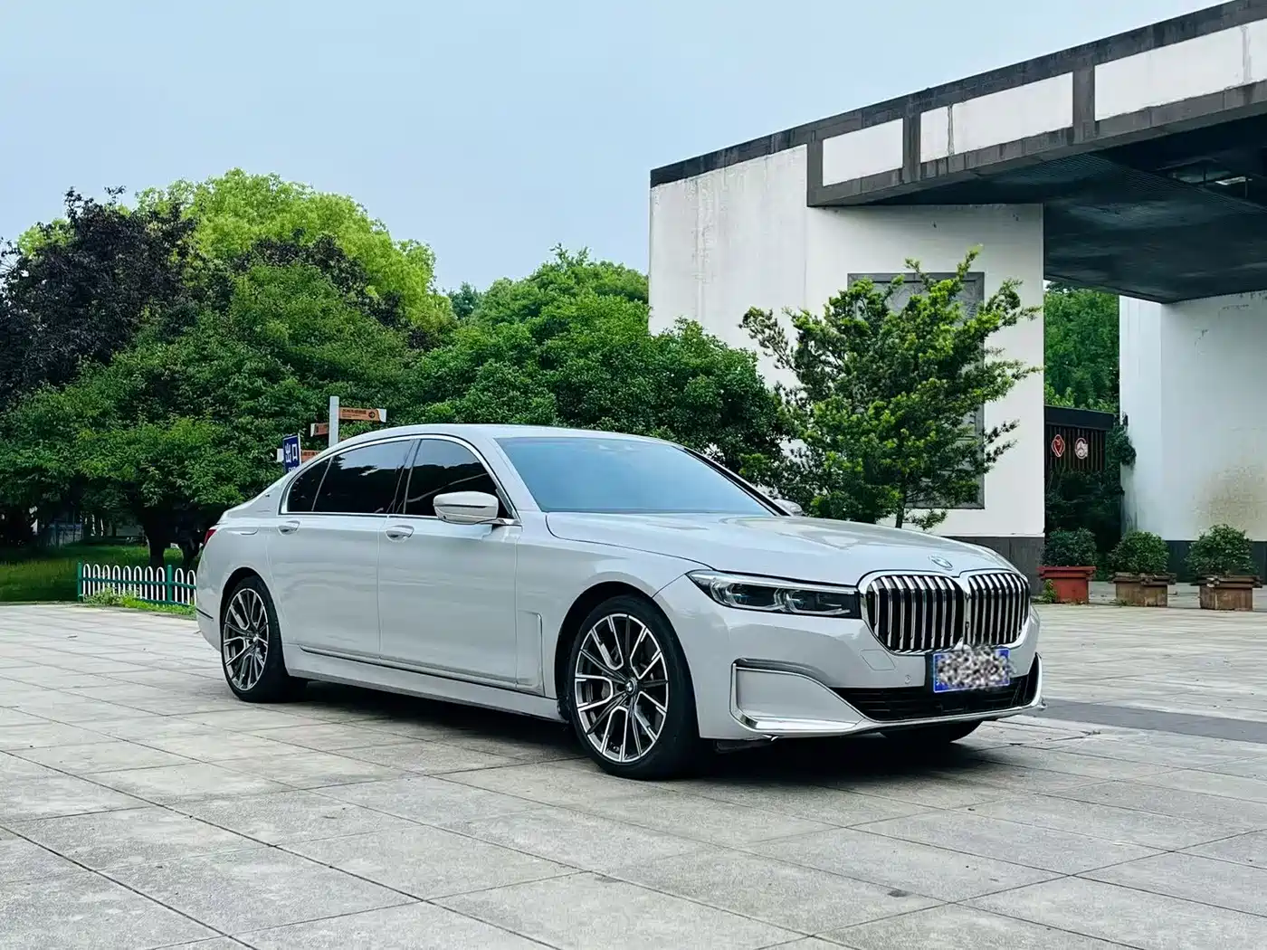 BMW 7 Series 2016 750Li xDrive 4-Seater фото 3