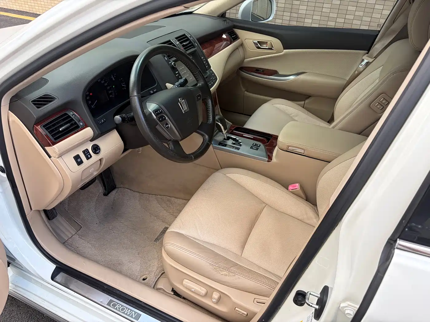 Toyota Crown 2012 2.5L Royal Leather Edition фото 4