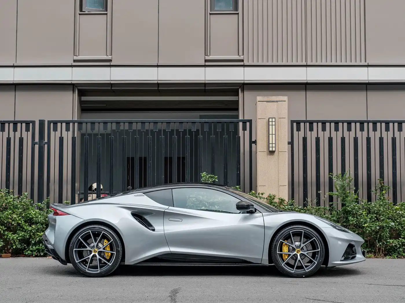 Lotus Cars EMIRA 2021 2.0T DCT First Edition фото 4
