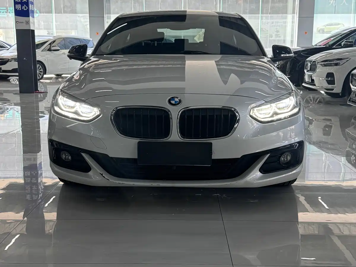 BMW 1 Series 2017 118i Sport фото 5