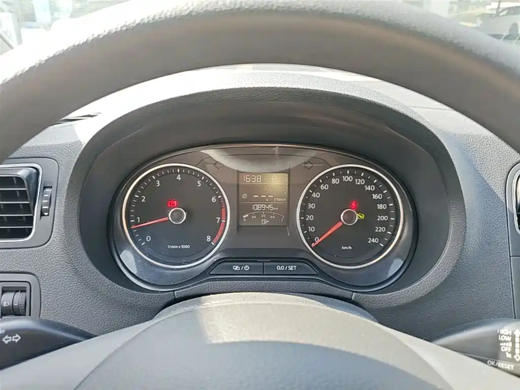 Volkswagen Polo 2014 1.6L Automatic Comfort Edition фото 12