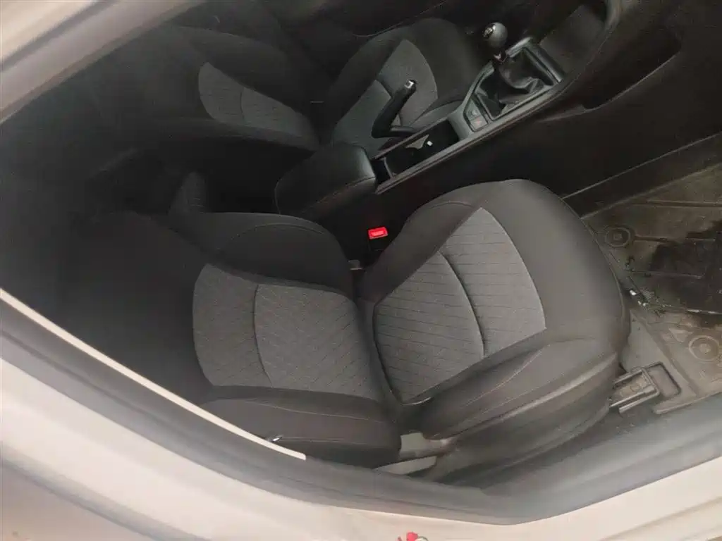 Фото 25 - Roewe i5