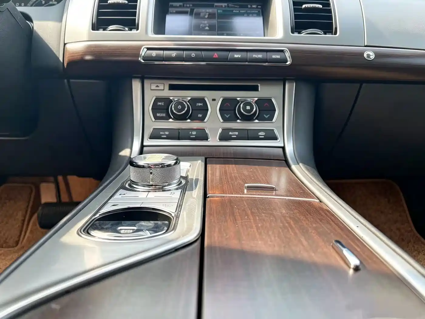 Jaguar XF 2015 XF 2.0T Style Edition фото 14
