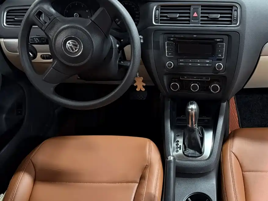 Volkswagen Sagitar 2011 1.6L Auto Comfort фото 3