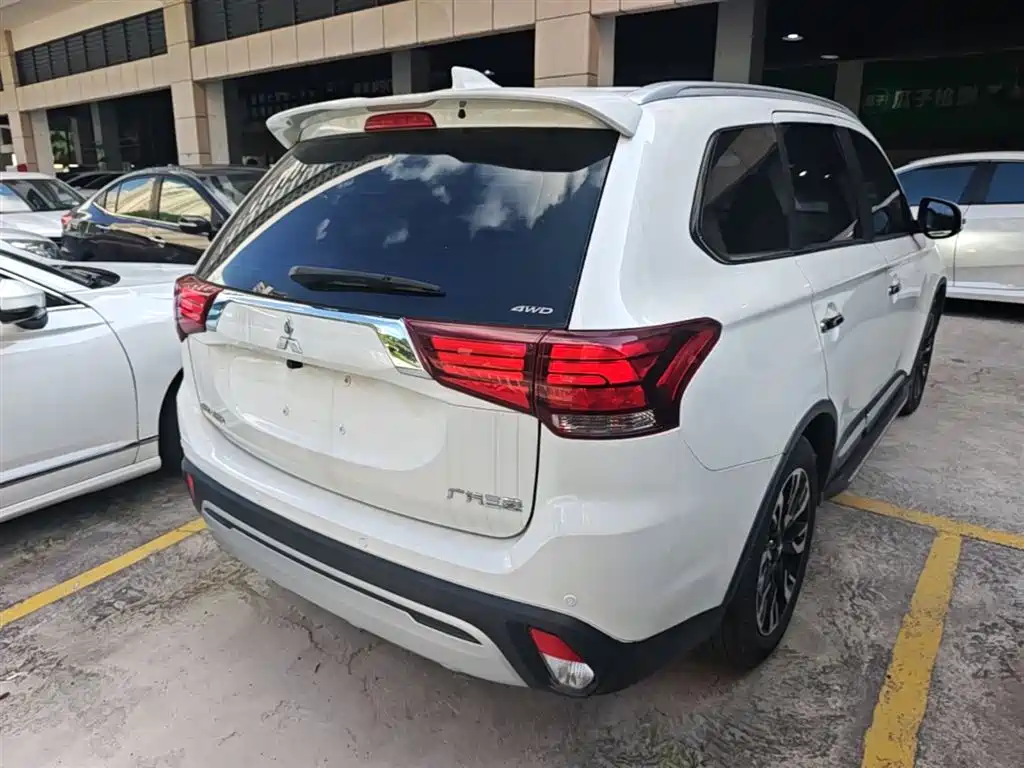 MITSUBISHI OUTLANDER