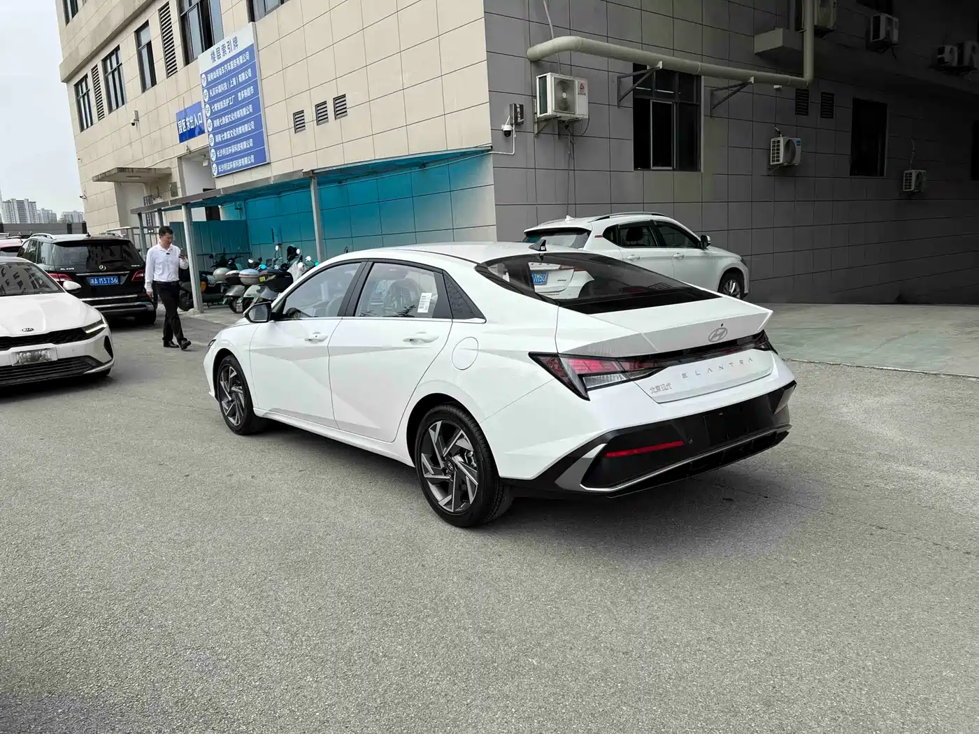 Hyundai Elantra 2023 1.5L CVT GLX Elite Edition фото 9