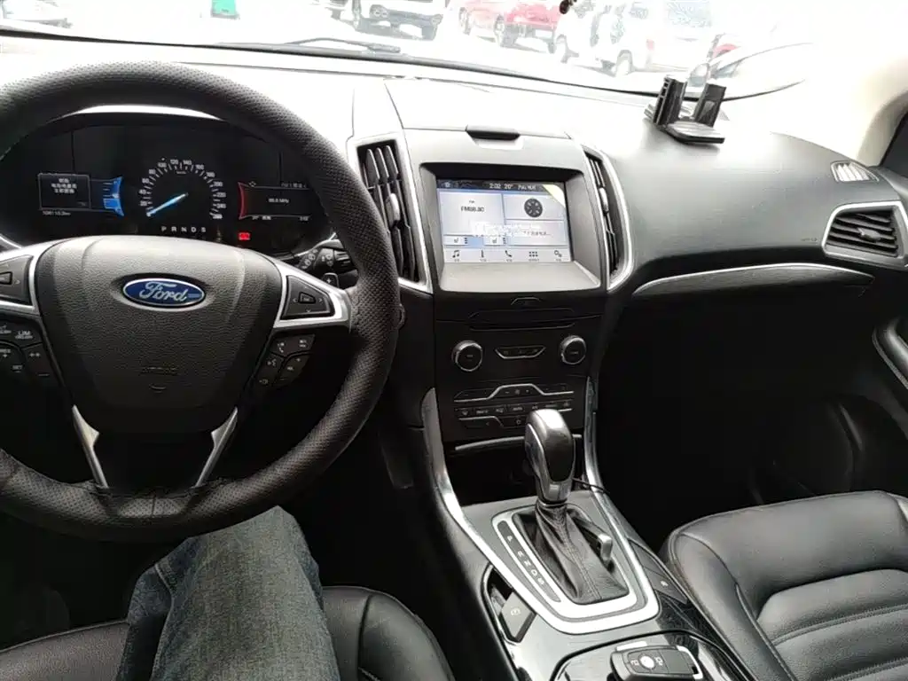 Фото 13 - Ford Edge