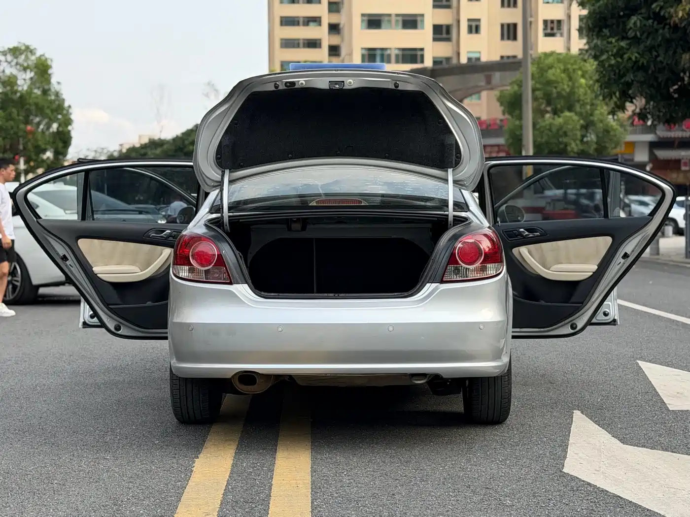 Volkswagen Lavida 2011 1.6L Automatic Pinya Edition фото 14