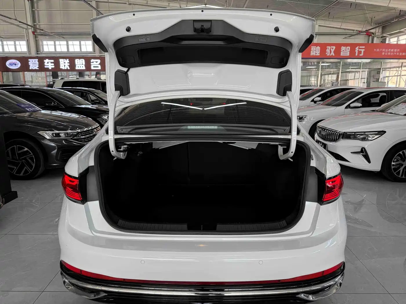Volkswagen Sagitar 2023 Model Year 280TSI DSG Surpass Edition фото 18