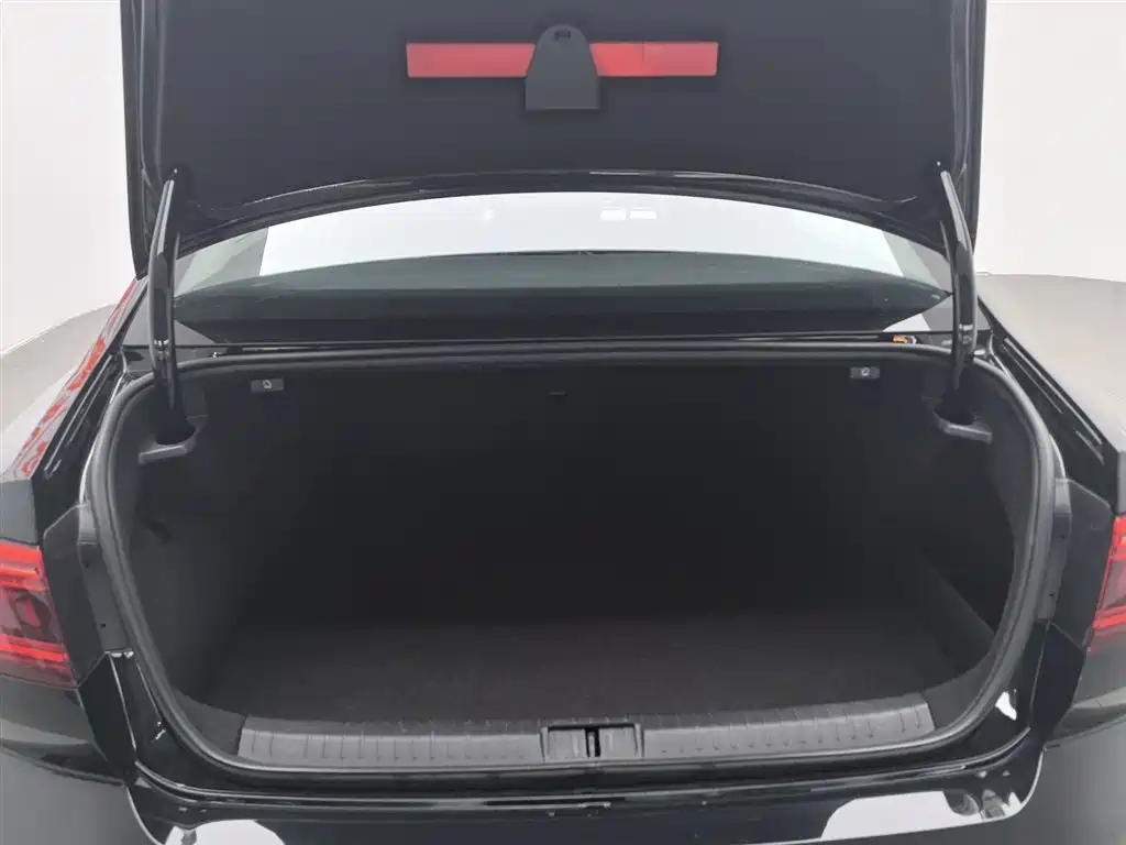 VOLKSWAGEN MAGOTAN GTE PLUG IN HYBRID