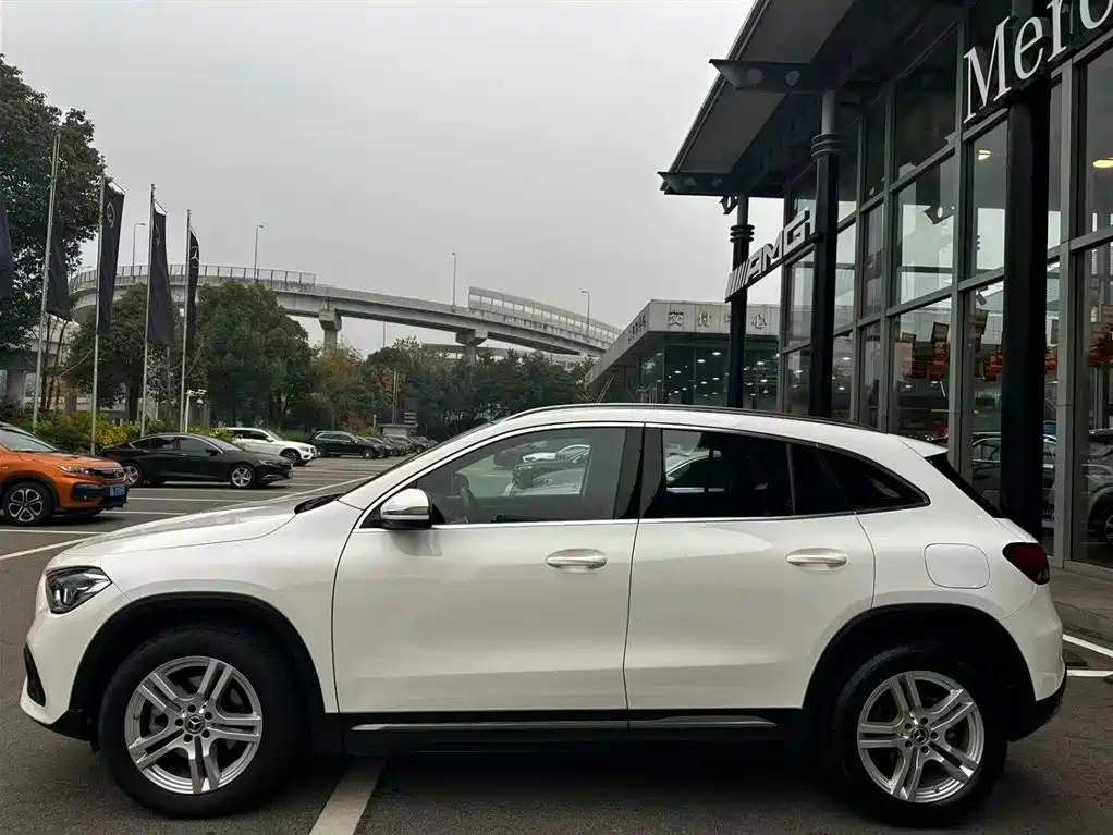 MERCEDES-BENZ GLA