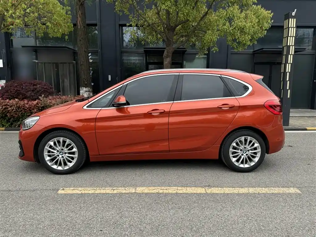 BMW 2 Series Touring 2019 218i Leading фото 22