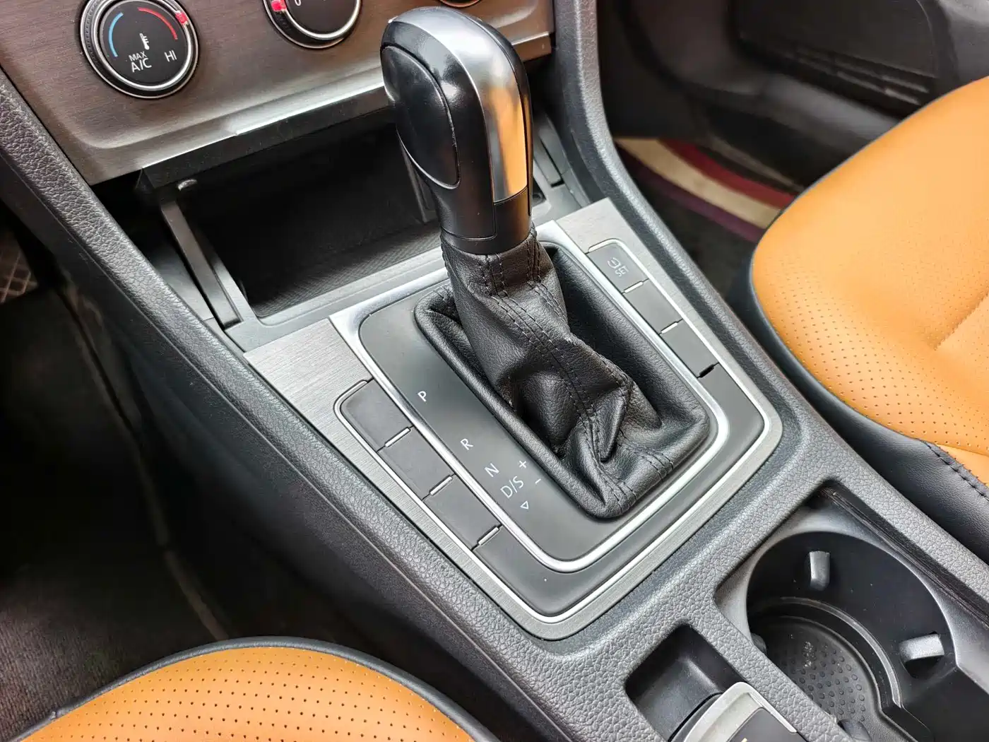 Volkswagen Golf 2014 1.6L Automatic Comfort фото 6