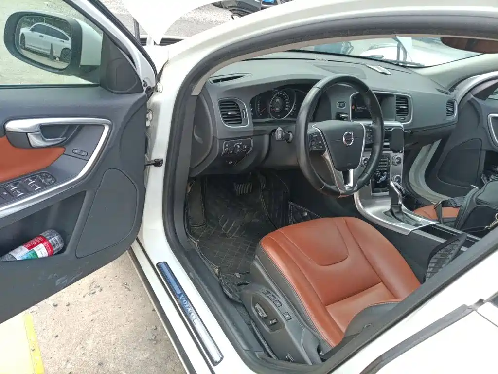 صورة 12 - Volvo S60