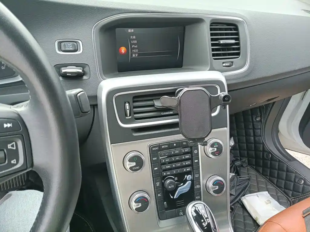 صورة 9 - Volvo S60