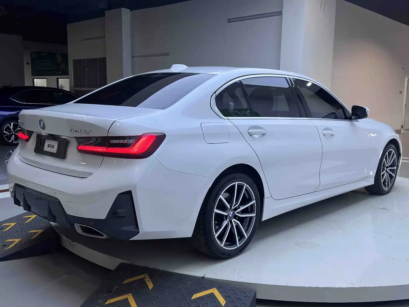 BMW 3 Series 2023 320Li M Sport Package фото 7