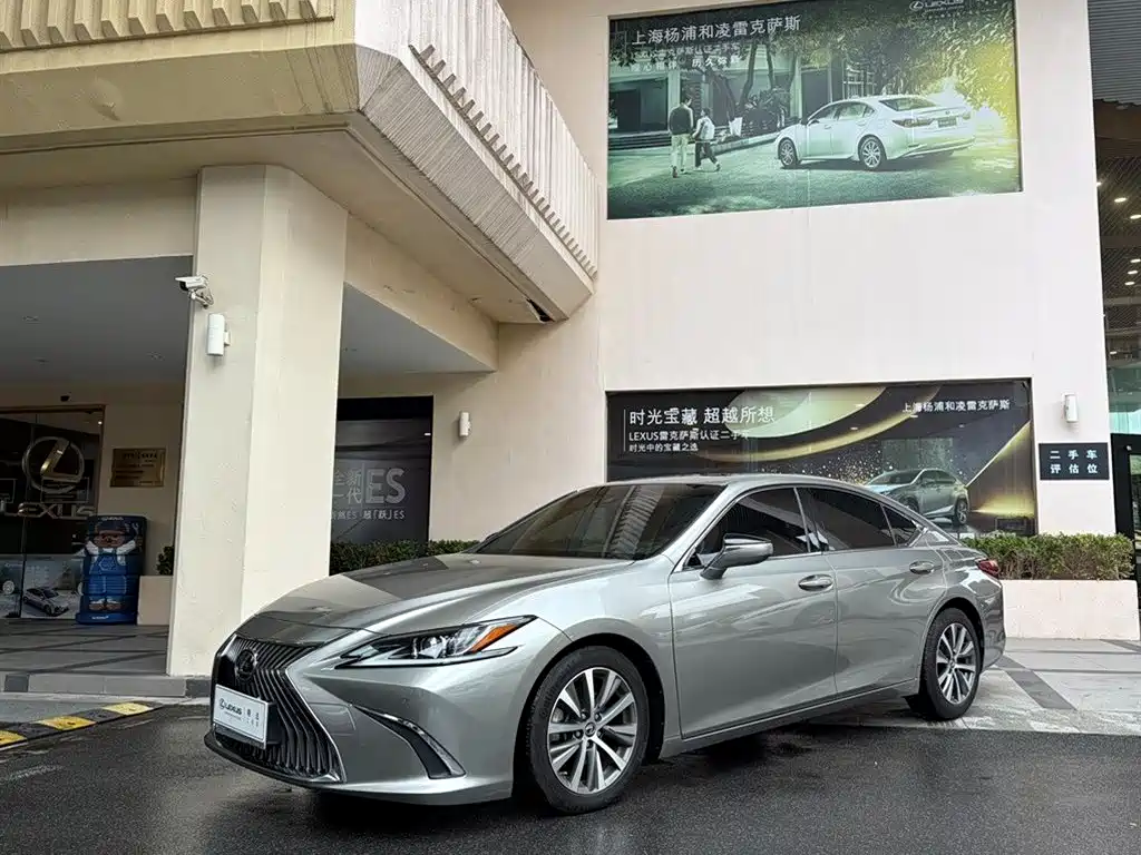 Фото 1 - Lexus ES