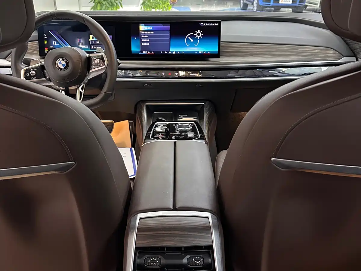 BMW 7 Series 2023 Model 735Li M Sport Package фото 32