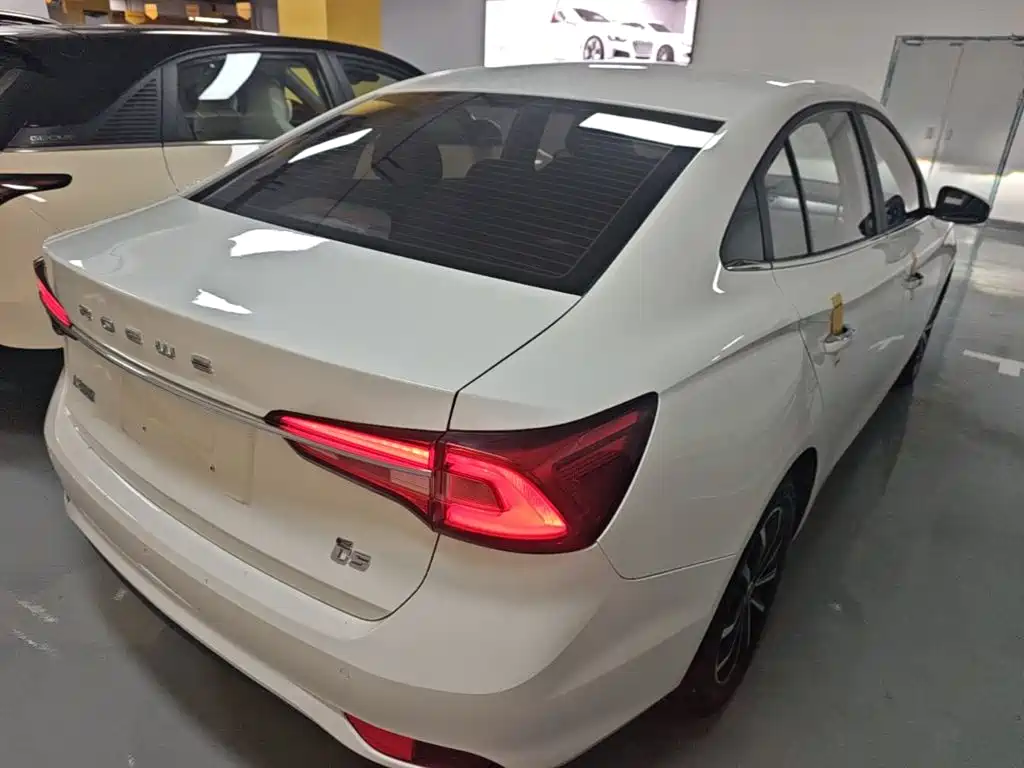 Фото 7 - Roewe i5