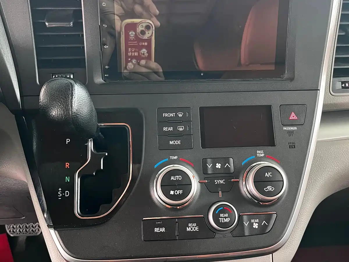 Toyota Sienna 2015 3.5L 4WD L фото 11
