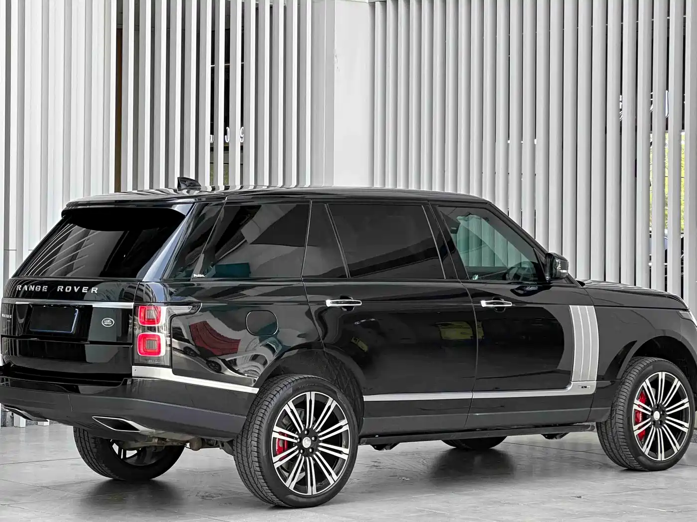 Land Rover Range Rover 2021 3.0 L6 Heritage Extended Classic Edition фото 4