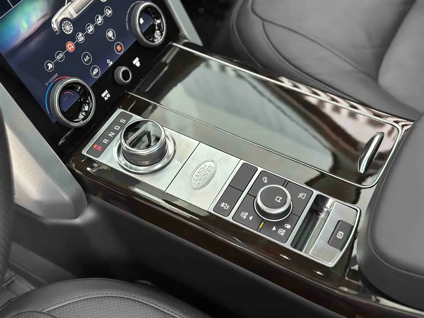 Land Rover Range Rover 2021 3.0 L6 Heritage Extended Classic Edition фото 11