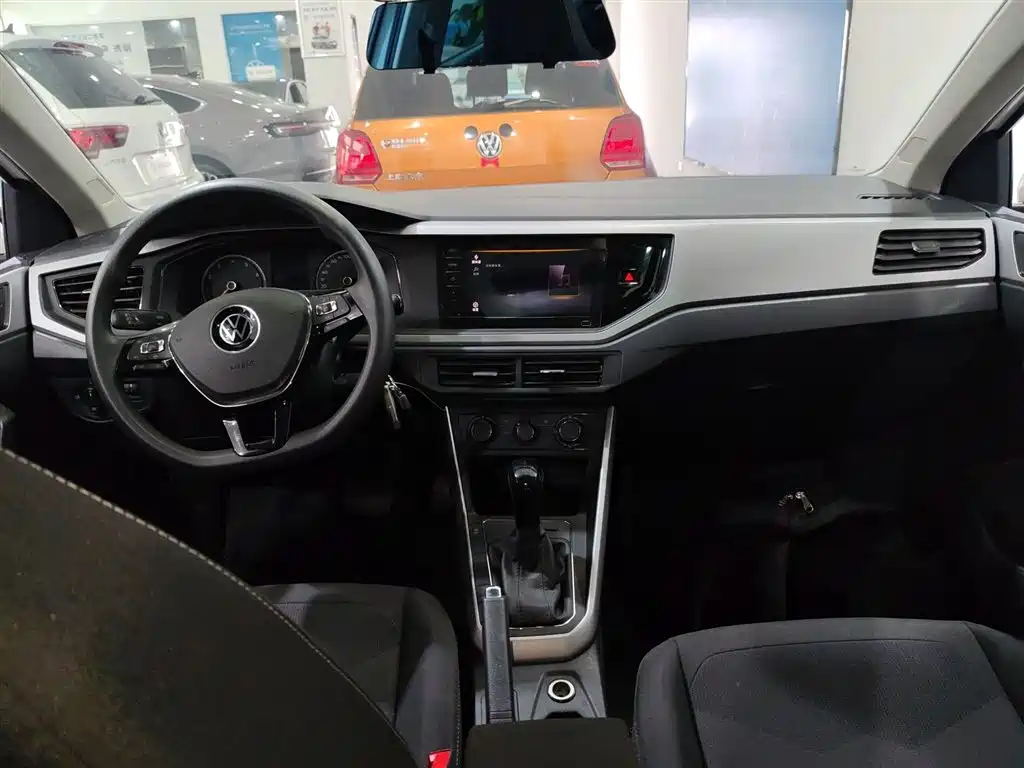VOLKSWAGEN POLO