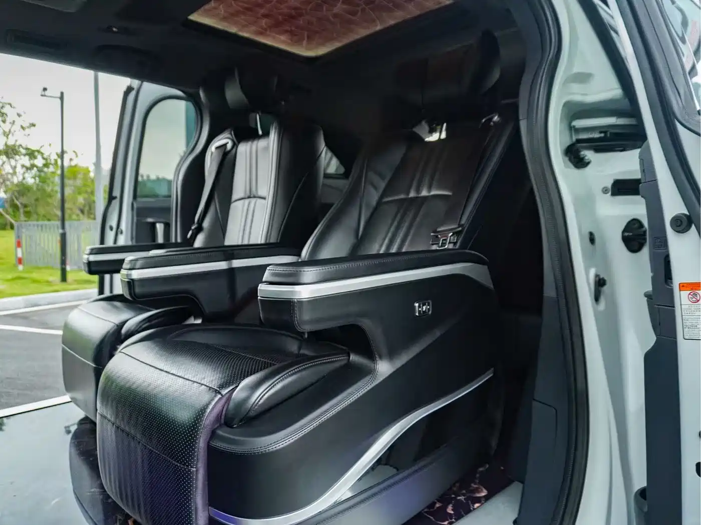 Toyota Granvia 2023 2.5L Hybrid Flagship VIP Edition фото 8