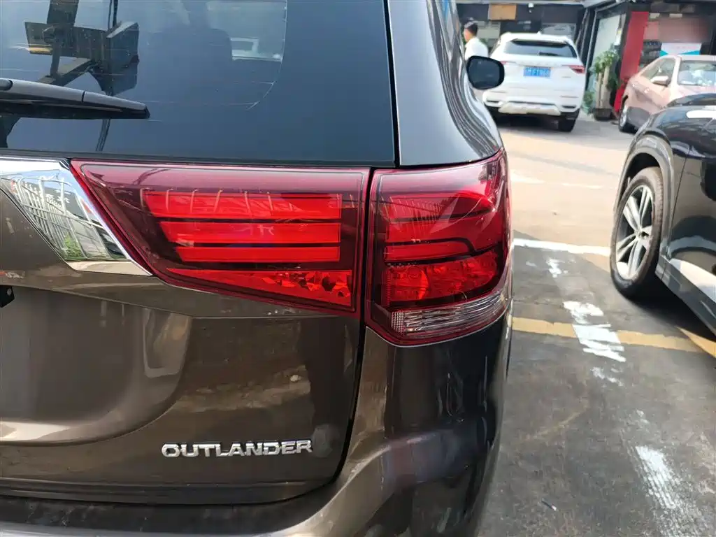 Mitsubishi Outlander 2018 2.0L 2WD Jiale Edition 7-seater фото 24
