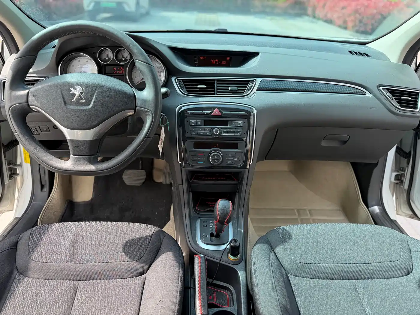 Peugeot 308 2014 Model Joy Edition Classic 1.6L Automatic Superior Style фото 9