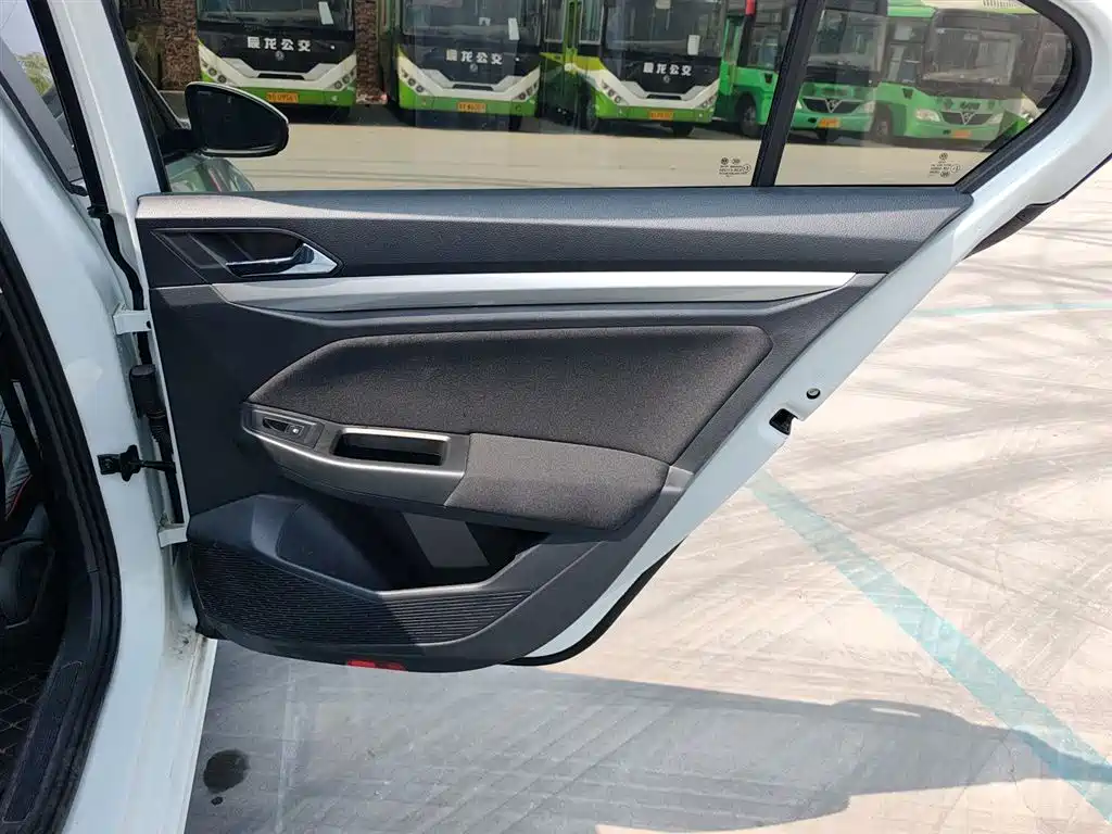 VOLKSWAGEN BORA