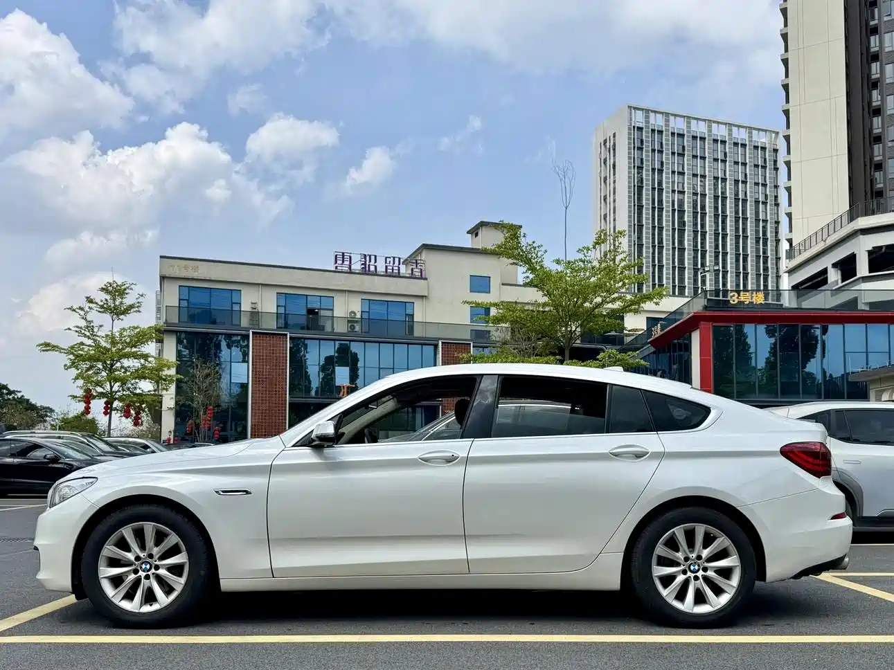 BMW 5 Series GT 2015 528i Luxury фото 4