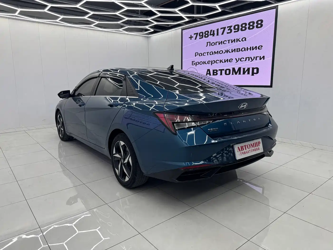 Hyundai Elantra 2022 1.5L CVT LUX Premium Edition фото 8