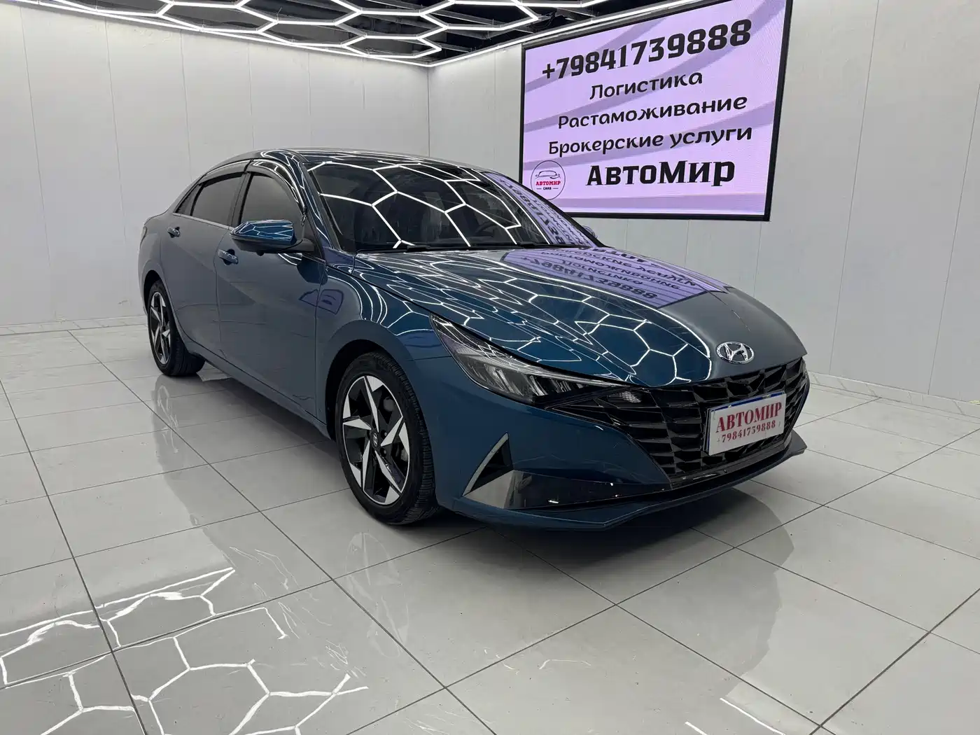 Hyundai Elantra 2022 1.5L CVT LUX Premium Edition фото 3