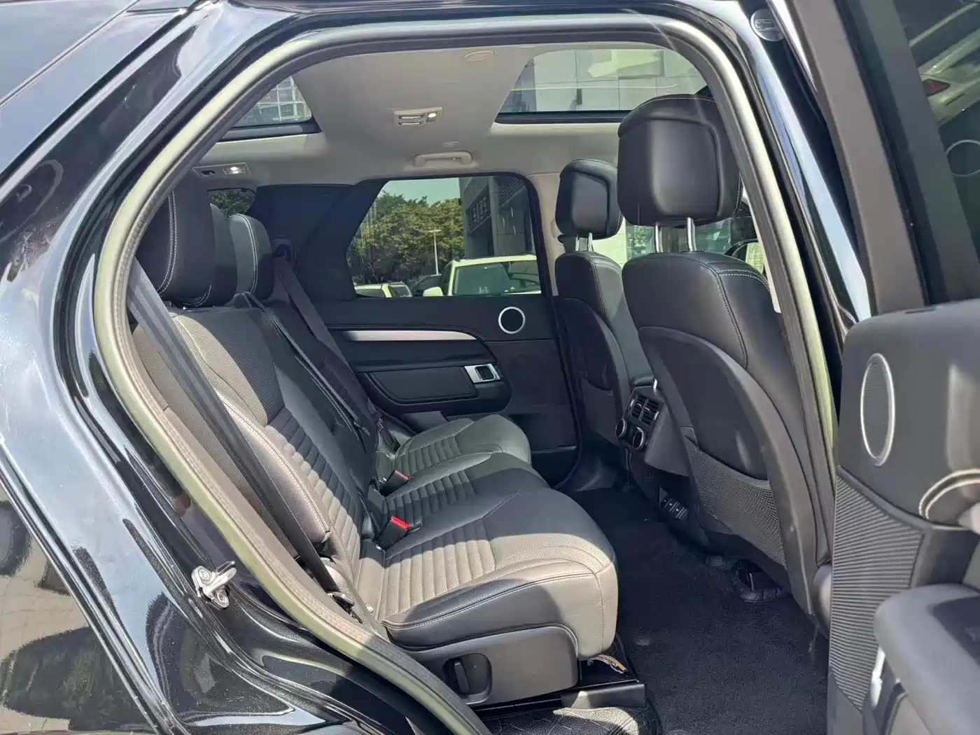 Land Rover Discovery 2023 Facelift 360PS R-Dynamic SE фото 3