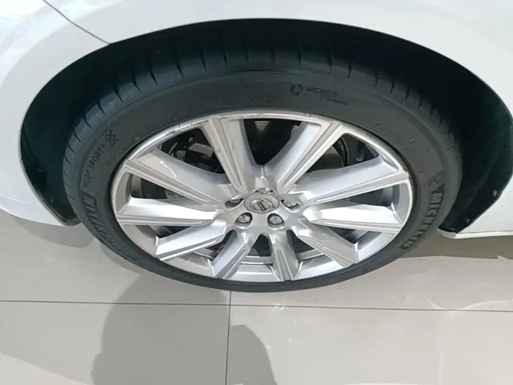 Фото 23 - Volvo S90