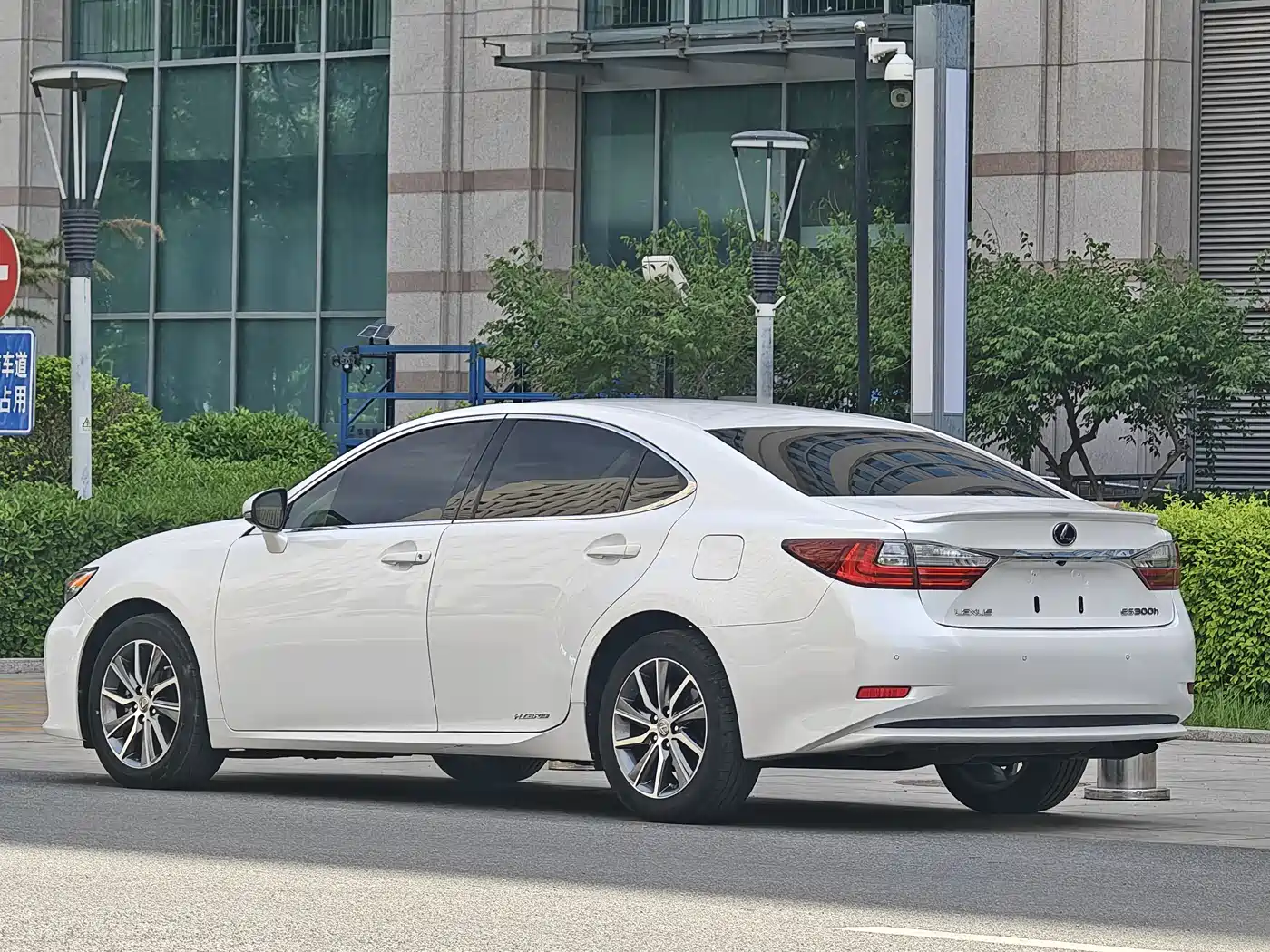 Lexus ES 2015 300h Comfort Edition фото 3