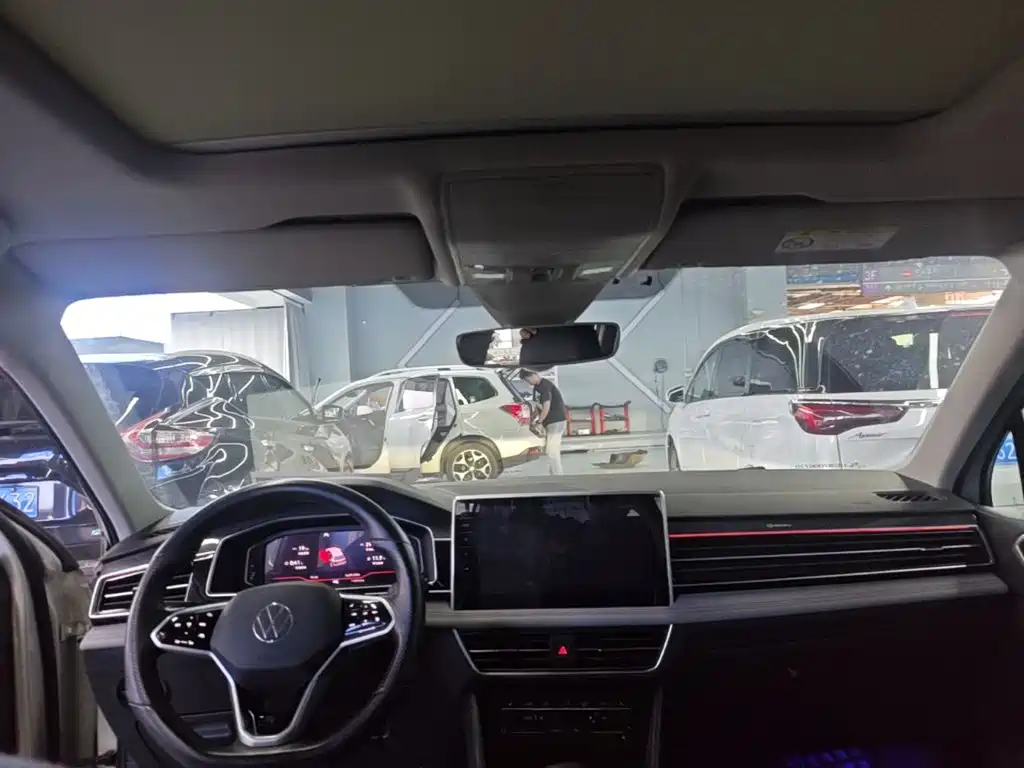 Photo 13 - Volkswagen Tiguan L