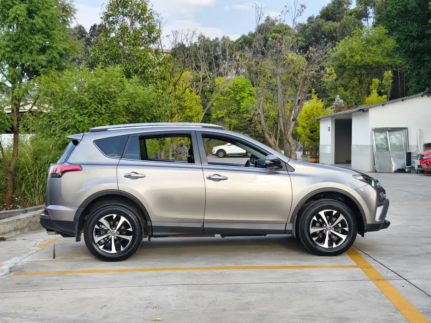 Toyota RAV4 Rongfang 2016 2.0L CVT 2WD Trend (China V) фото 4
