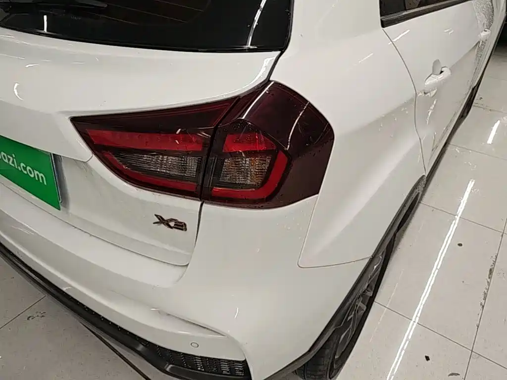 Фото 8 - Geely Vision X3