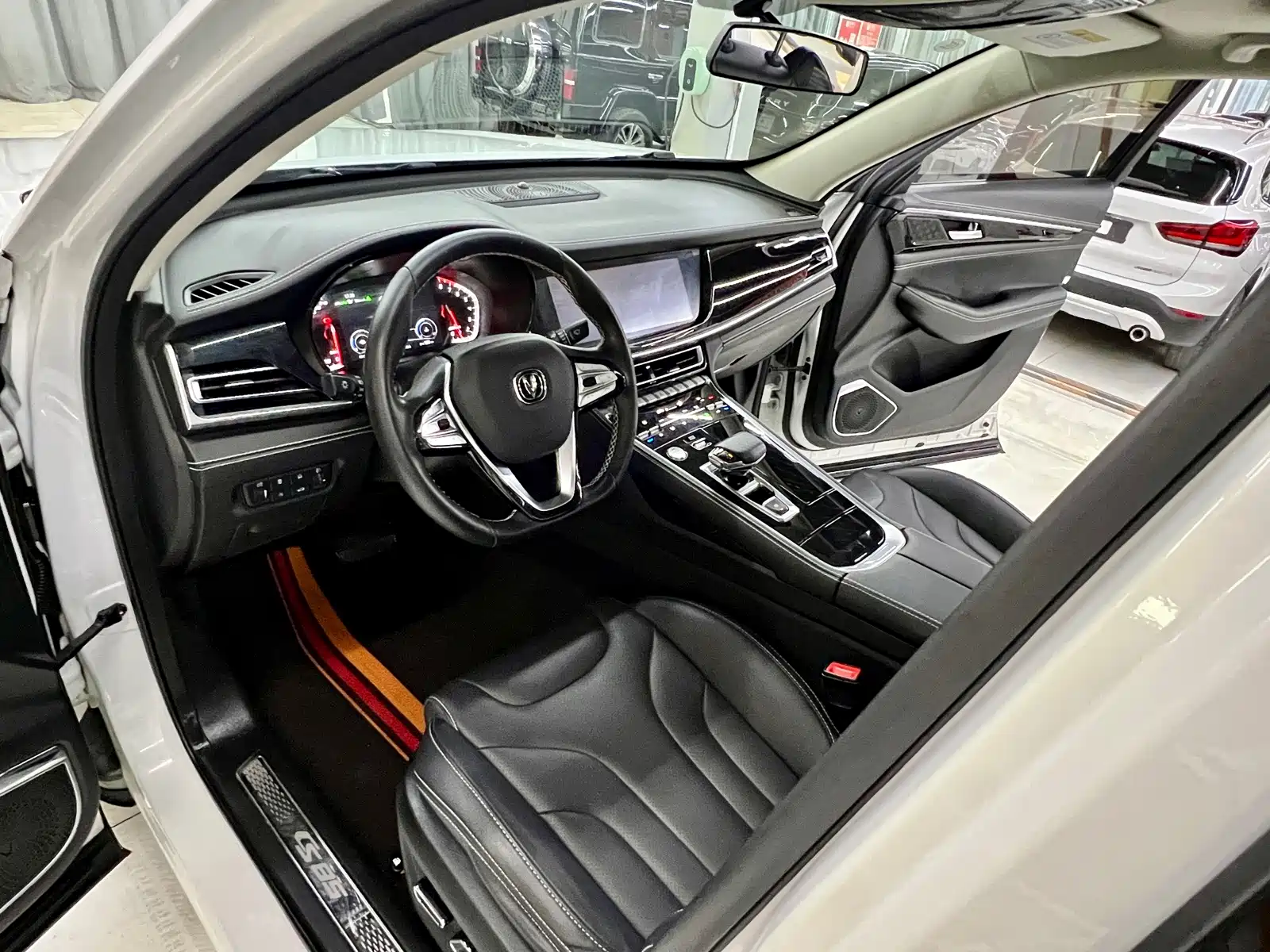 Фото 9 - Changan CS85