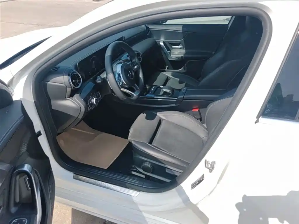 Mercedes-Benz A-Class 2019 A 180 L Sport Sedan фото 16