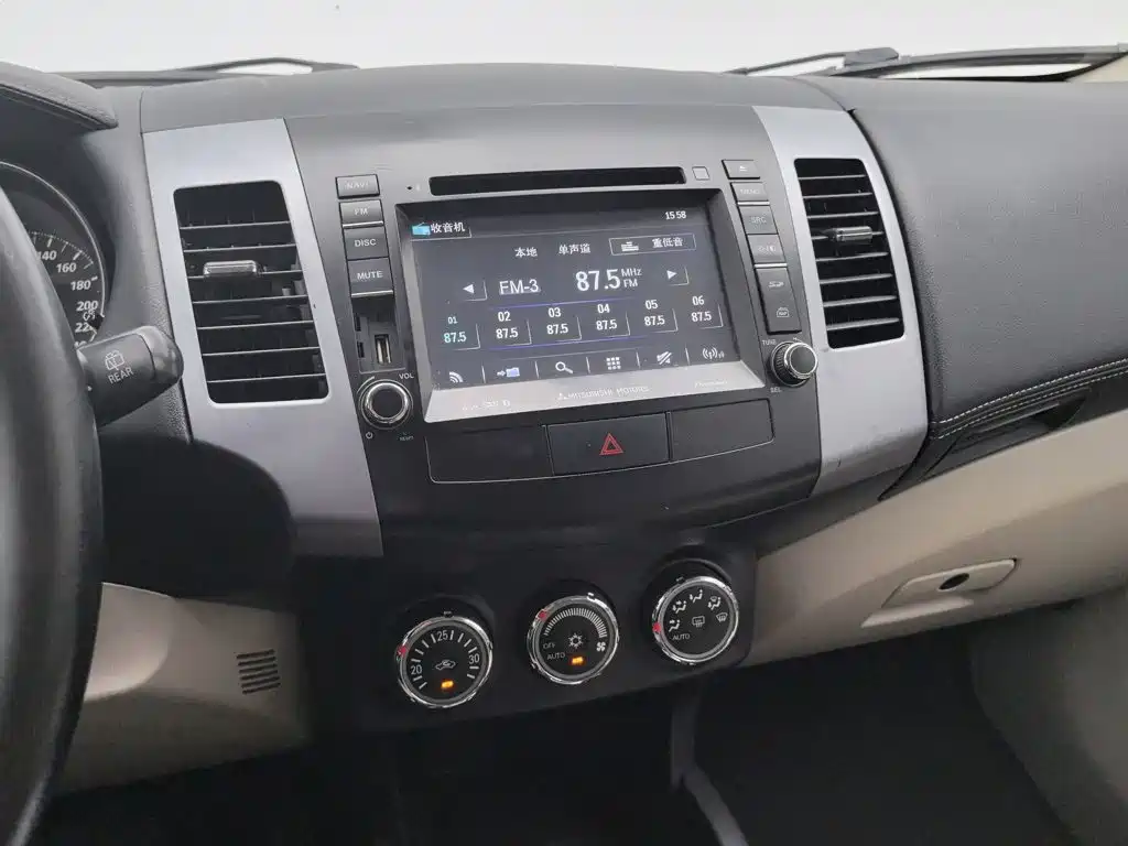 Mitsubishi Outlander (Import) 2012 2012 Outlander 2.4 Fashion Navigation Edition