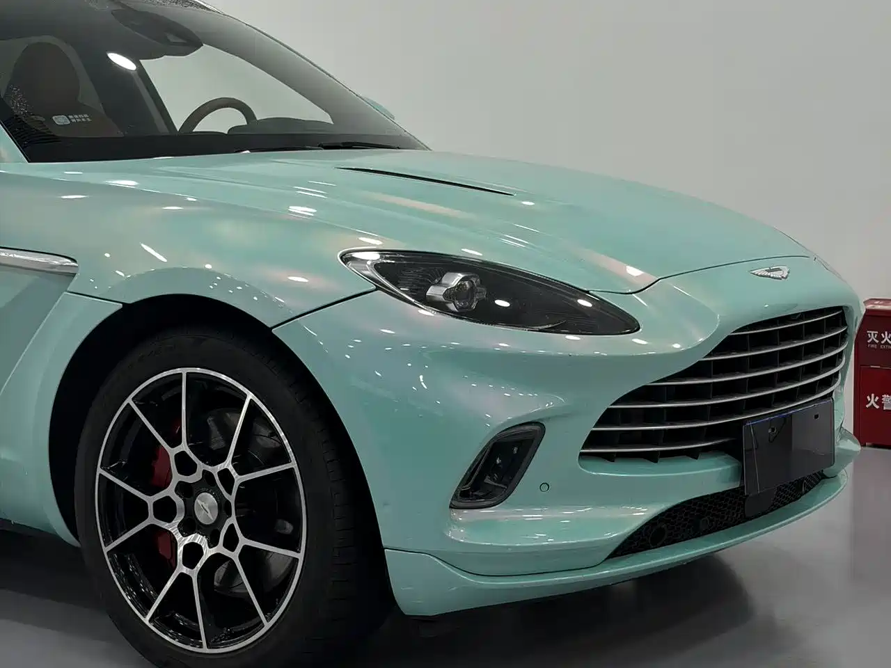 Фото 5 - Aston Martin DBX