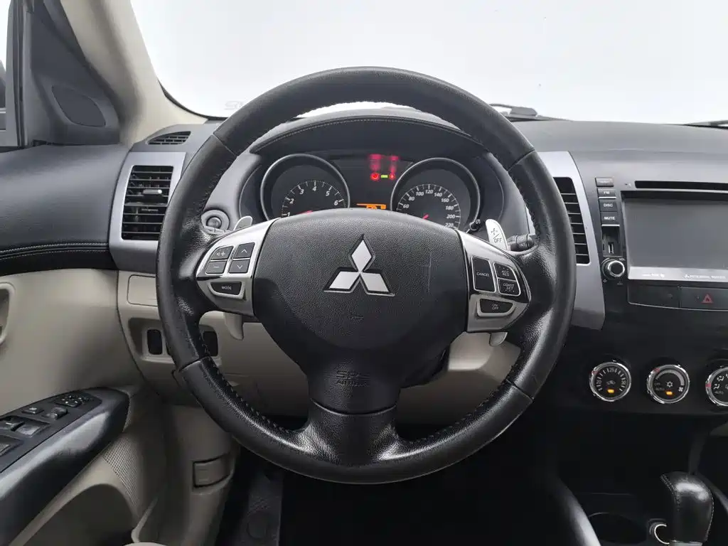 Mitsubishi Outlander (Import) 2012 2012 Outlander 2.4 Fashion Navigation Edition